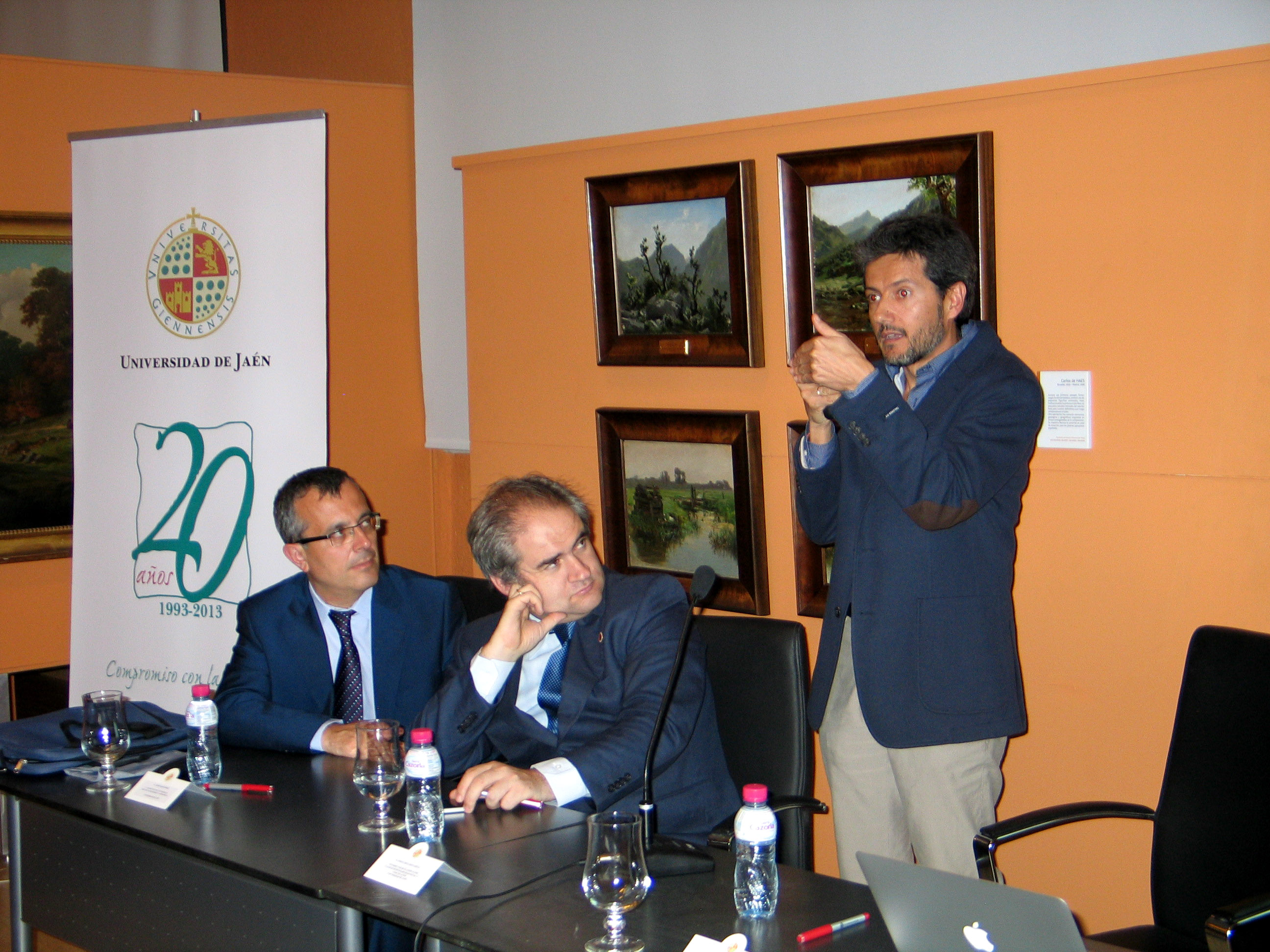 José Ignacio Illana, de pie, se dirige al público en presencia de Jorge Delgado y Josep Martí